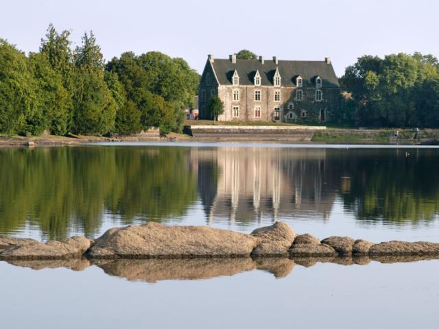 reflejo del castillo de Comper en el lago