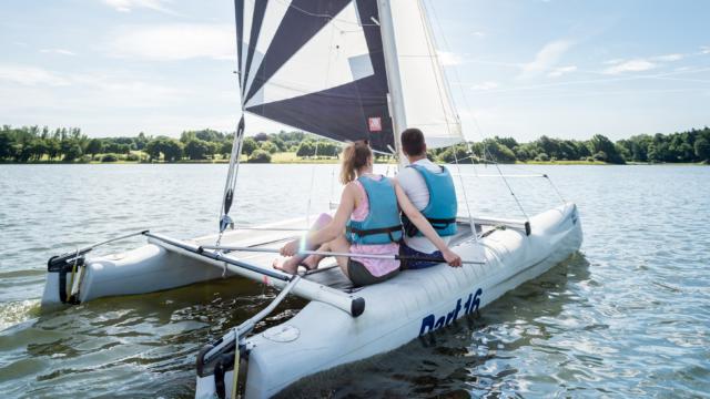 navigazione in catamarano sul Lac au Duc