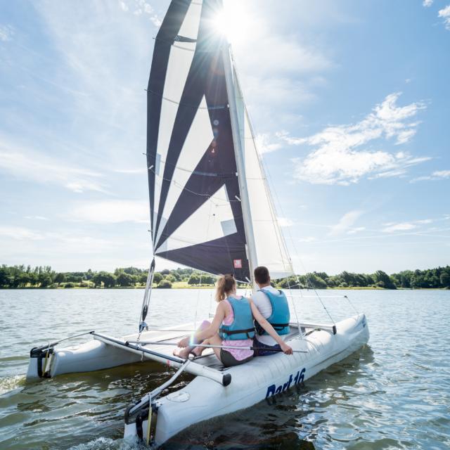 Katamaransegeln auf dem Lac au Duc