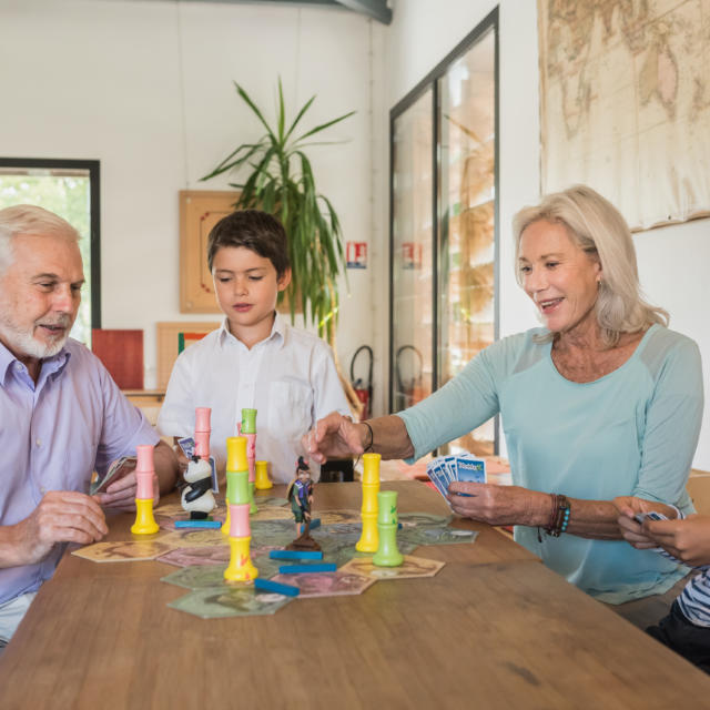Un gioco di famiglia intergenerazionale all'