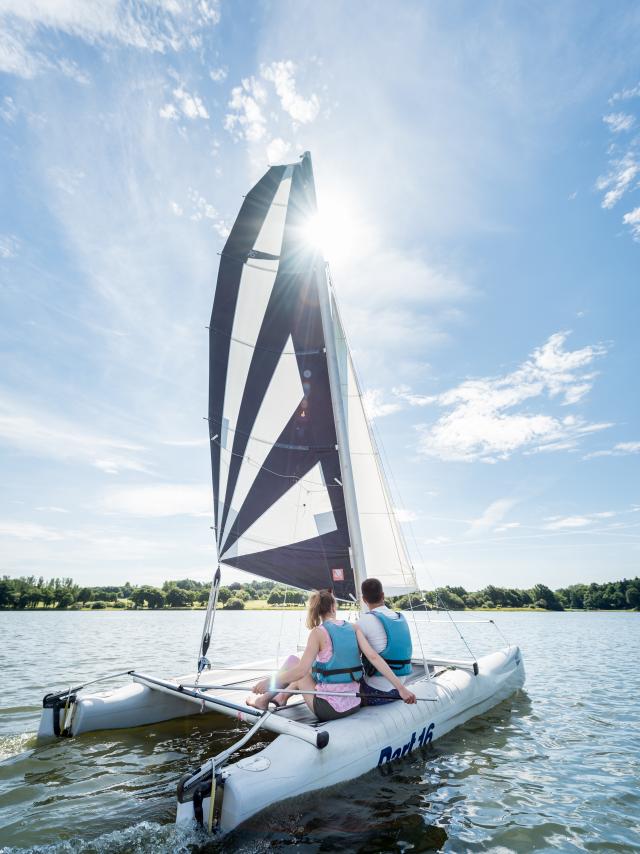 navigazione in catamarano sul Lac au Duc