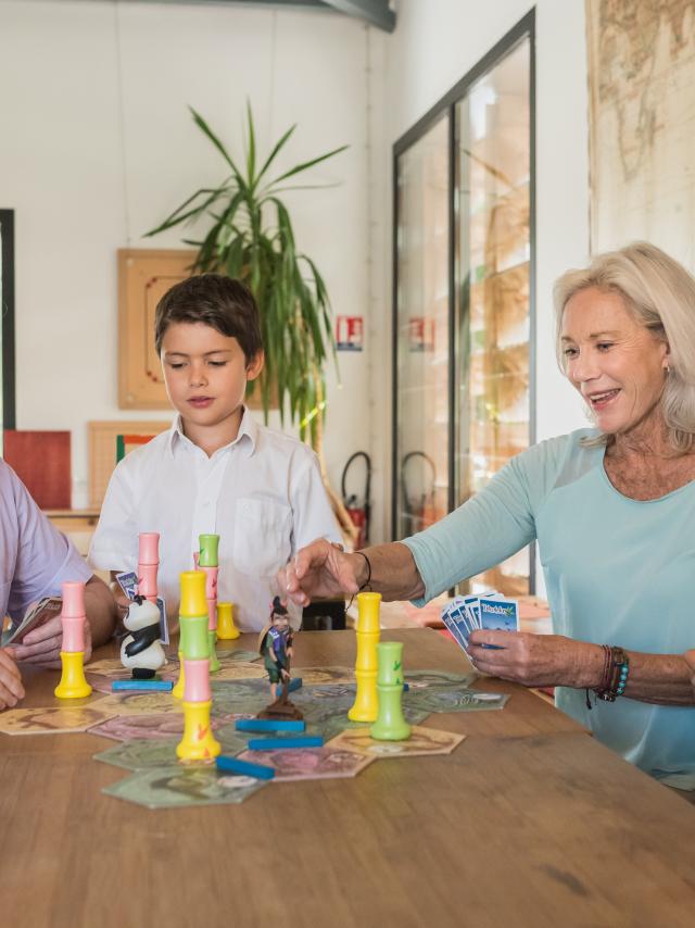 An inter-generation family play at the Auberge des voyajoueurs with society games