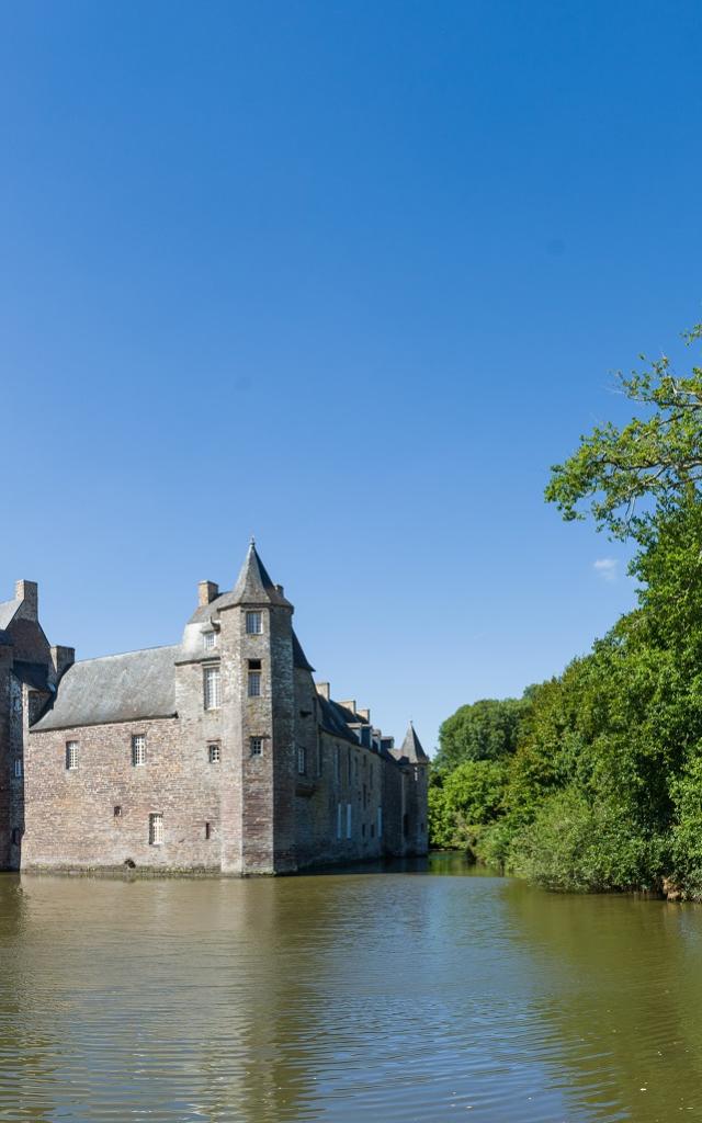 Plus beau château de Brocéliande, légende dame blanche, écrin de verdure, Concoret, Morbihan, Bretagne