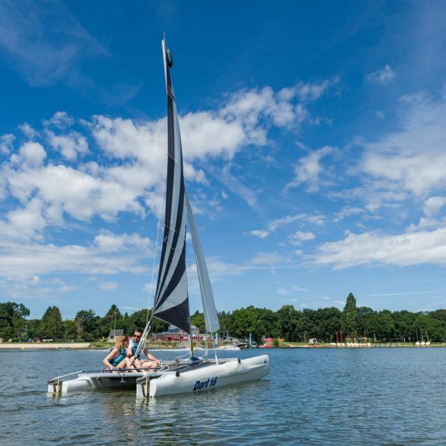 activités nautiques sur le lac au Duc, trimaran club nautique