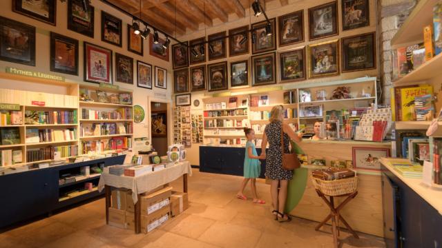 Librería del Centre de l'Imaginaire Arthurien en el castillo de Comper en Concoret