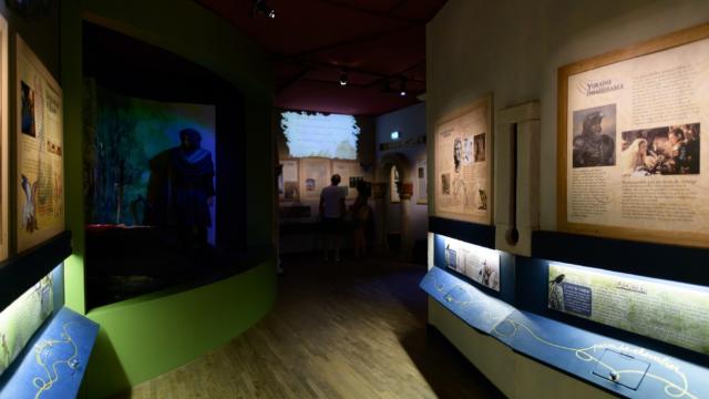 exposición y escenografía del centro imaginario artúrico del castillo de Comper en Concoret