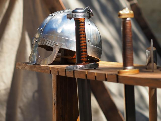épées et heaume de chevalier