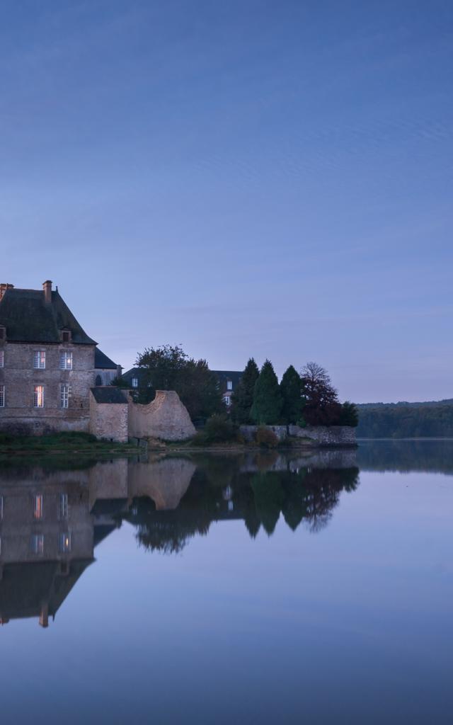 Teich und Abtei von Paimpont