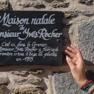 Plaque Maison Yves Rocher