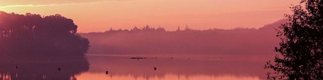 lever-de-soleil-au-lac-de-tremelin-destination-broceliande.jpg