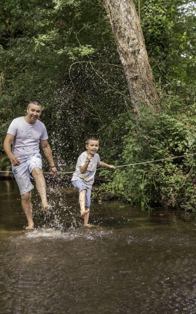 Jardins de Brocéliande, sentiero a piedi nudi, il fiume